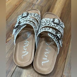 NWOT women’s sandal. Brand-VERY G